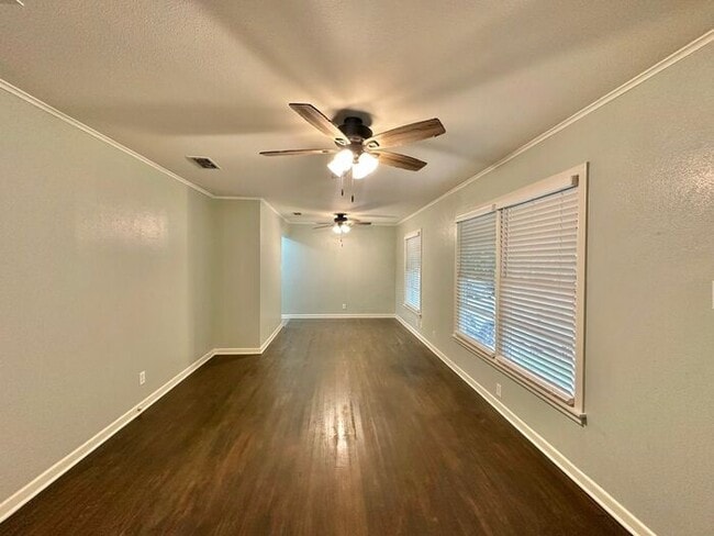 Building Photo - Updated 3-Bedroom Home Near TJC & Medical ...