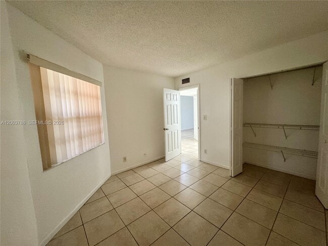Building Photo - 4033 Lakeside Dr