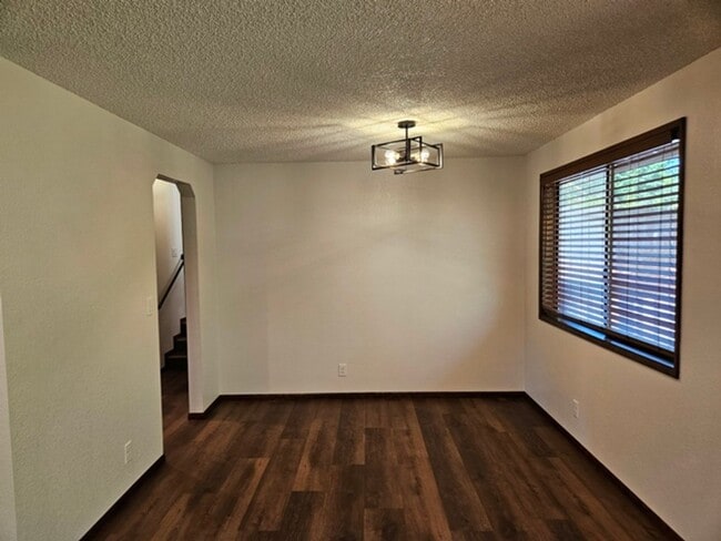 Building Photo - 3Bd/2Ba Single Story Home-For Viewing!