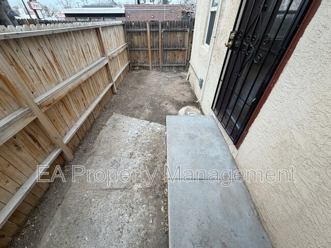 Building Photo - 116 Maple St SE