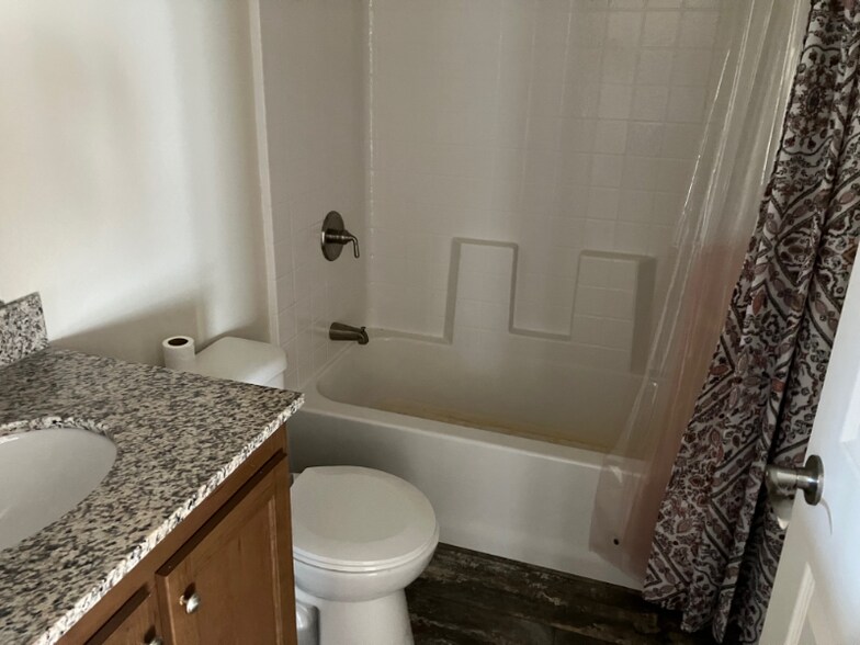 Building Photo - 880 Montecito Dr