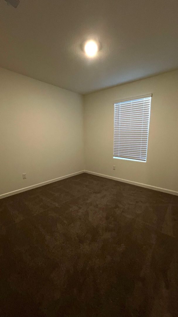 Building Photo - 4 year old 5 bedroom 2.5 bath home