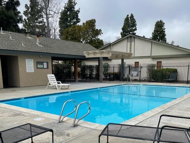 Building Photo - 608 Persimmon Way