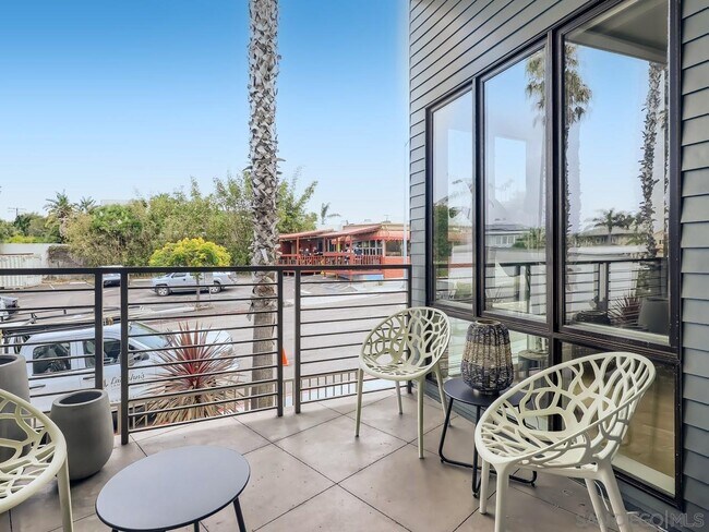 Building Photo - 5490 La Jolla Blvd