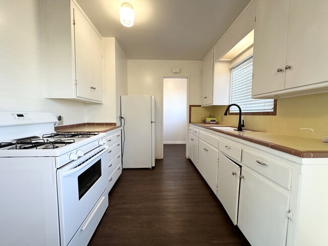 Building Photo - Charming cottage style unit located in Sacramento!