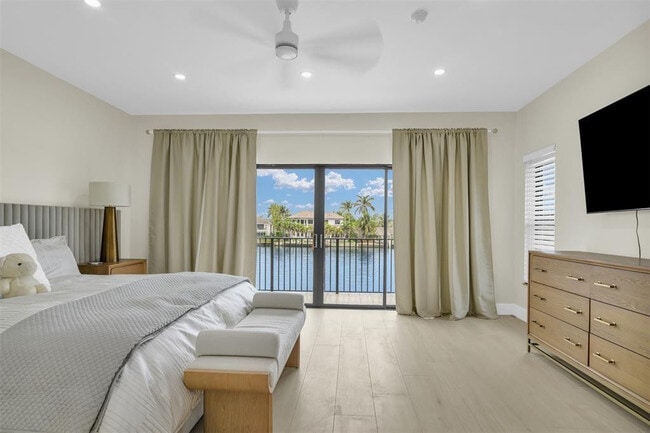 Building Photo - 319 S Riverside Dr