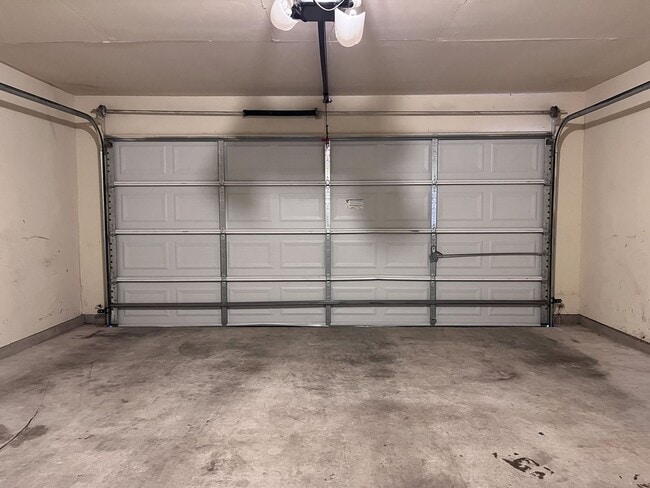 Building Photo - Available NOW!!!! Beautiful 1 story, 4 bedroom, 2 bath, 2 car garage home with a privacy fenced y...