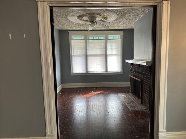 Building Photo - 5 bed 2 bath, central all electric HVAC, laundry, fenced yard house!