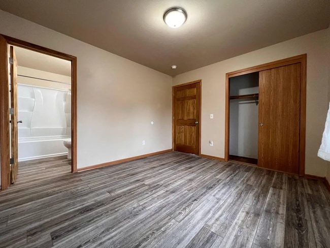 Building Photo - 1010