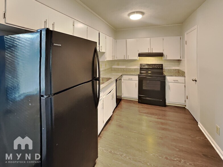 Building Photo - 808 E Spring St