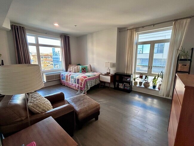 Building Photo - 2 Cliveden St