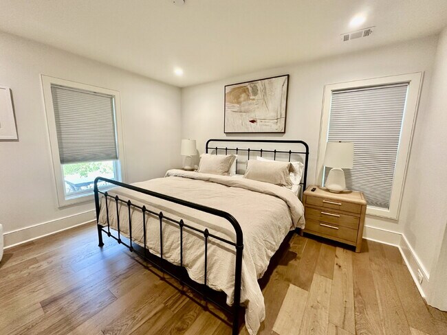 Building Photo - Low Country Cottage located in the Heart of Bluffton!