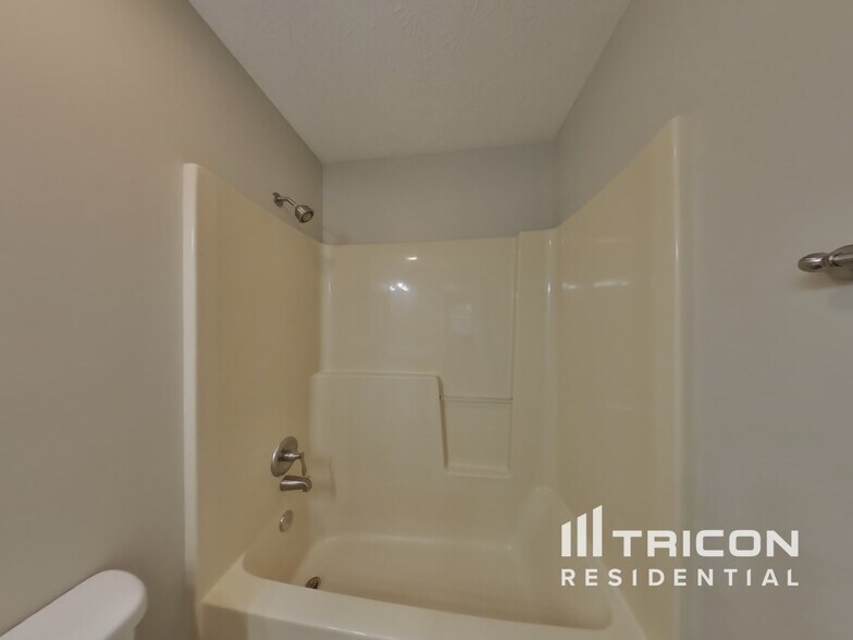 Building Photo - 5755 Rosemont Dr