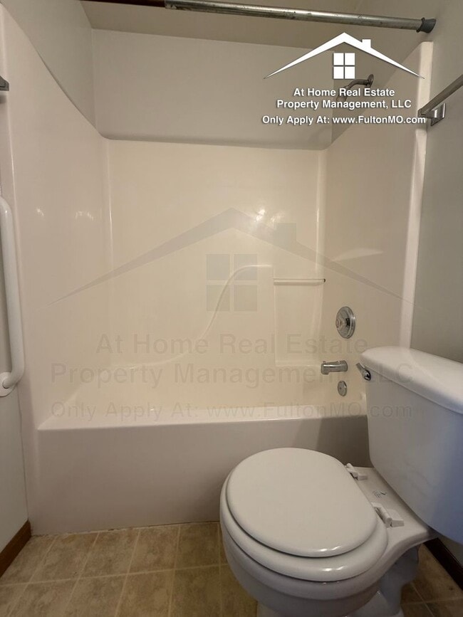 Building Photo - Gates Boulevard 2629–2631 Duplex