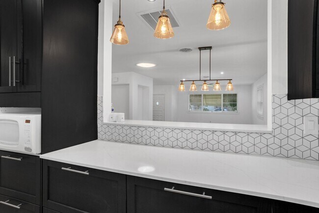 Building Photo - Beautiful Hollywood Home