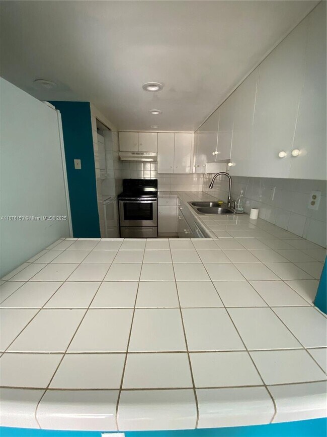 Building Photo - 10090 NW 80th Ct