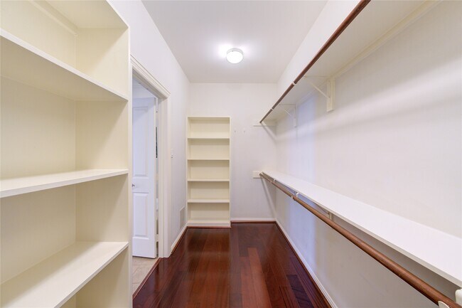 Building Photo - 2011 Spring Cedar Ln