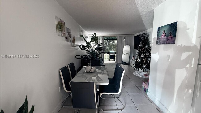 Building Photo - 8860 Fontainebleau Blvd