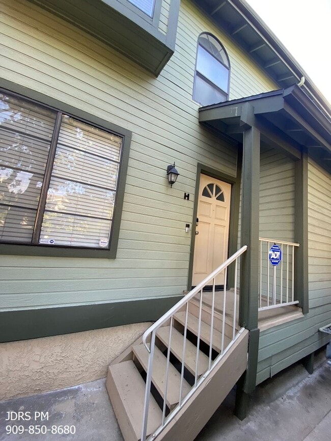 Building Photo - Monrovia 2 Bedroom Townhouse