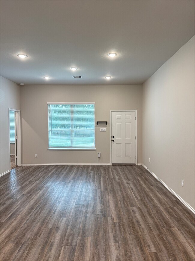 Building Photo - 20130 Parkway Ln