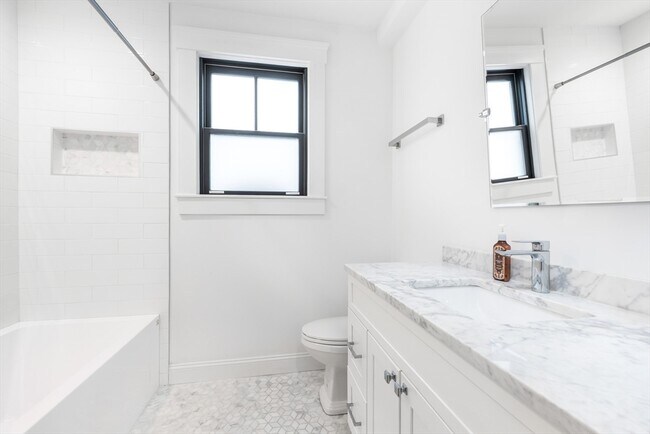 Building Photo - 229 E Eagle St