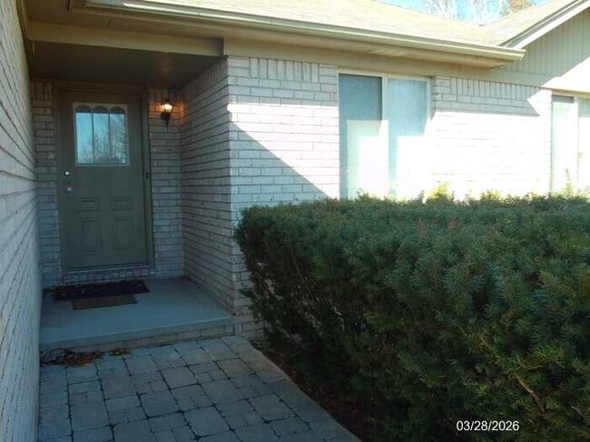 Building Photo - 2081 Newburgh Dr