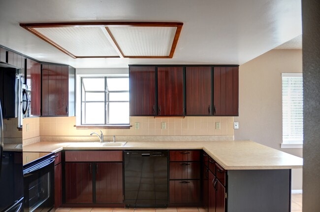 Building Photo - 3 Bedroom, 2 Bath Home in Diamond Valley!