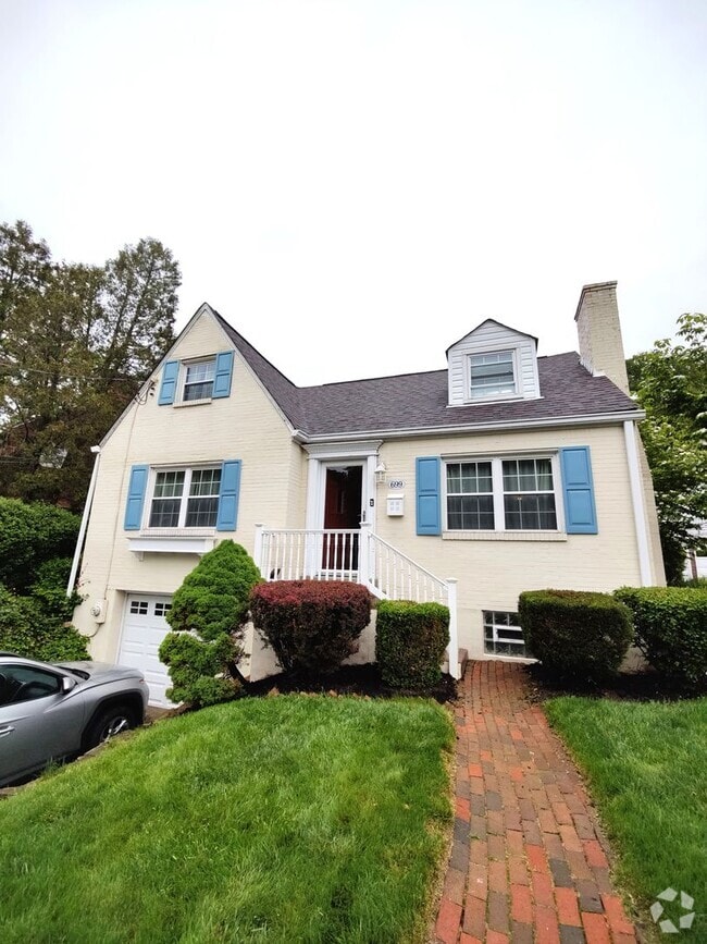 Building Photo - *Beautifully Updated & Spacious 3BD/2BA Si...