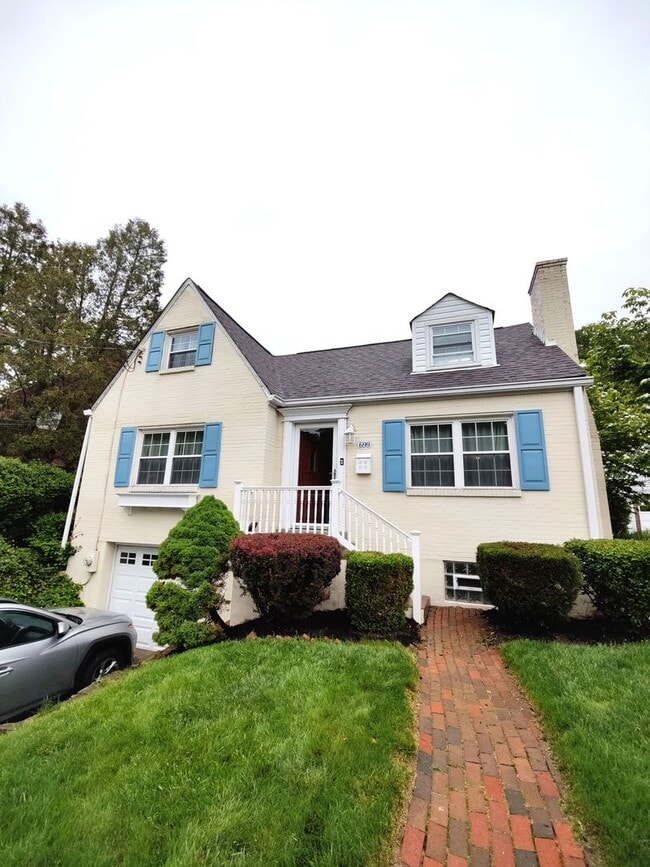 Primary Photo - *Beautifully Updated & Spacious 3BD/2BA Si...