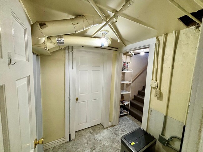 Building Photo - Cozy 2-Bed Downstairs Duplex, Close to CSU...