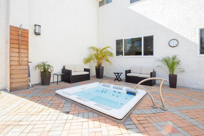 Building Photo - 2721 2nd St