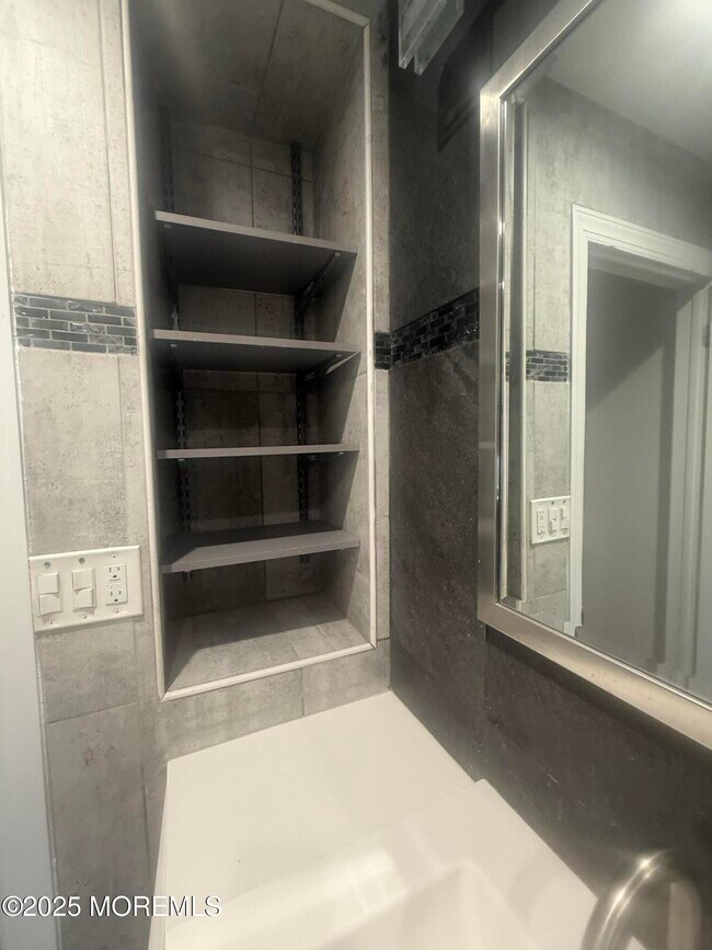 Building Photo - 117 Greymoor Rd