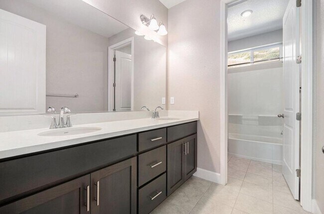 Building Photo - 31 Cortina Dr