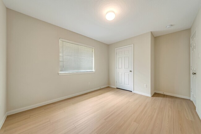 Building Photo - 12810 Lakeshore Dr