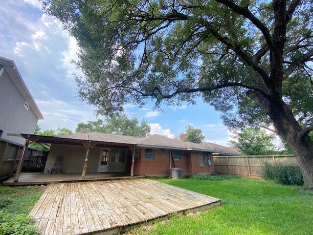 Building Photo - 4013 McDermed Dr