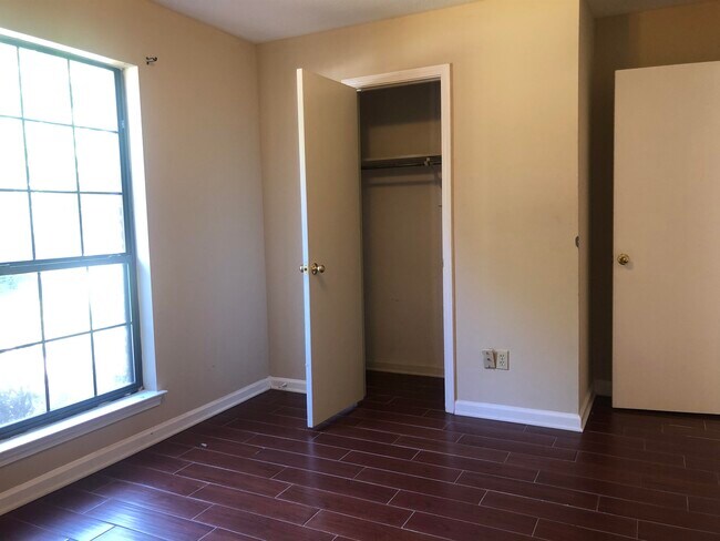 Building Photo - 6813 Maury Dr