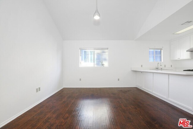Building Photo - 1753 N Kenmore Ave