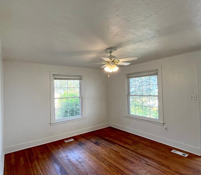 Building Photo - 326 N Summit St