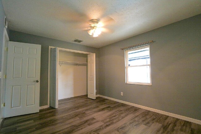 Building Photo - Spacious 2-Bed, 2-bath, 2 car garage pool ...