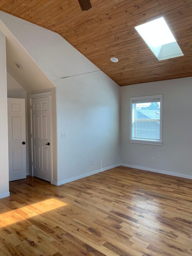 Building Photo - Studio in Downtown Bend with Garage