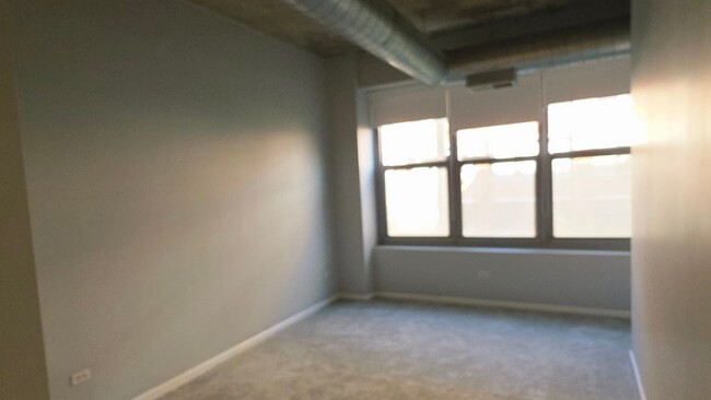 Building Photo - 933 W Van Buren St