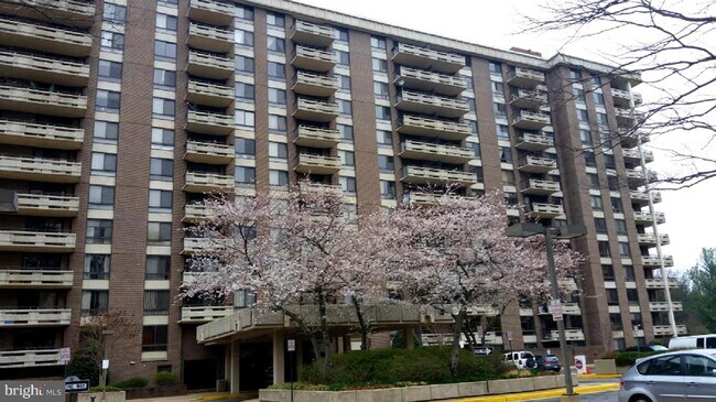 Building Photo - 1808 Old Meadow Rd