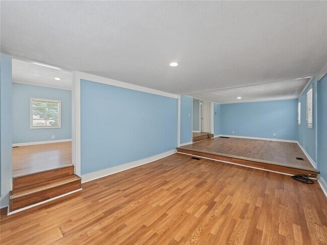 Building Photo - 3542 Shoreland Dr