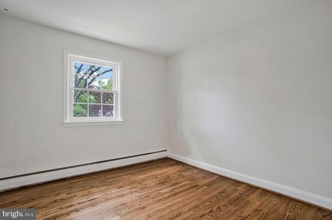 Building Photo - 8205 Robin Hood Ct
