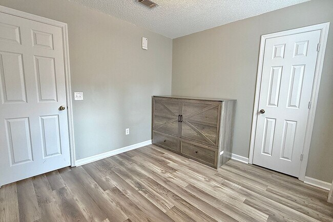 Building Photo - 1233 Riyadh Rd