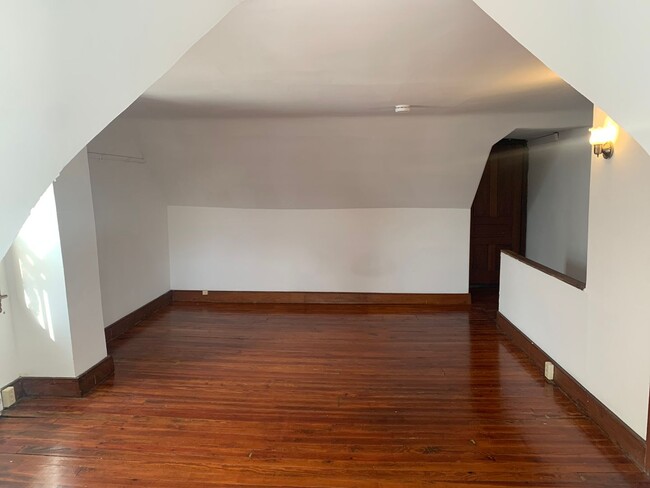 Building Photo - Spacious Duplex with hardwood floors and g...