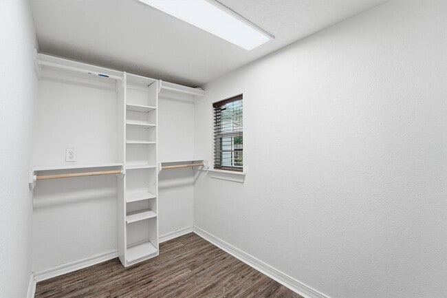 Building Photo - 2044 Des Jardines St