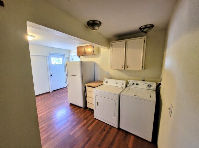 Building Photo - Pre-leasing for June! - 6 bed/3 bath Near Campus