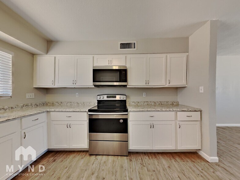Building Photo - 8048 W Clayton Dr
