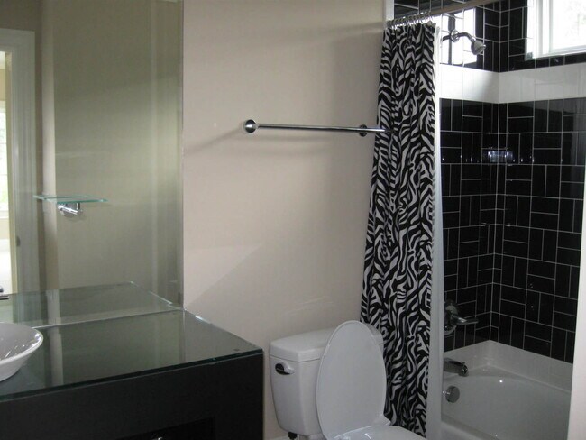 Building Photo - 4 Story Townhome in Greensboro NC